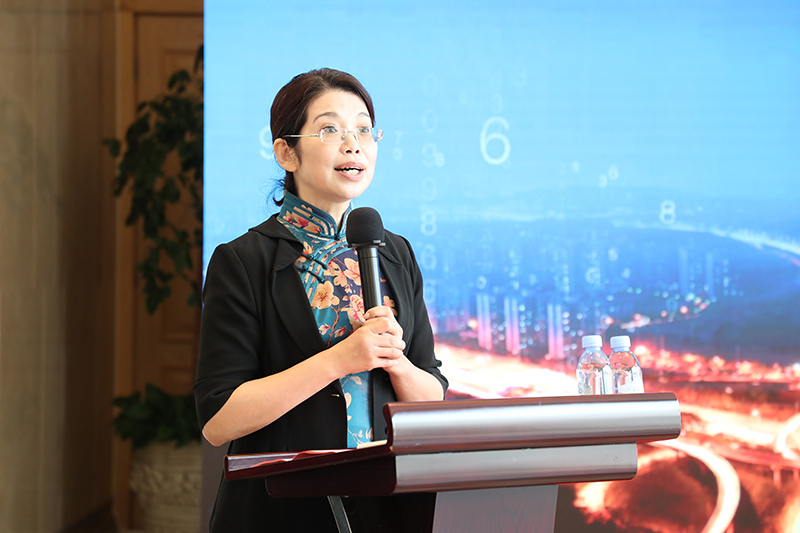 1722409136336946KiWZ.jpg “老交通”智庫(kù)執(zhí)行副主任、交通運(yùn)輸部離退休干部局局長(zhǎng)張曉冰主持“老交通”智庫(kù)成立大會(huì)與揭牌儀式.jpg