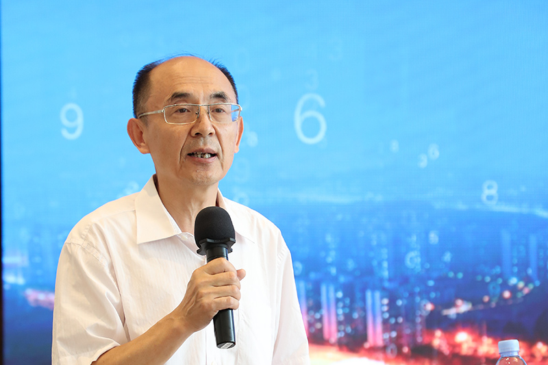 1722409378302113spmb.jpg “老交通”智庫(kù)副主任、原交通運(yùn)輸部總工程師周偉主持沙龍.jpg